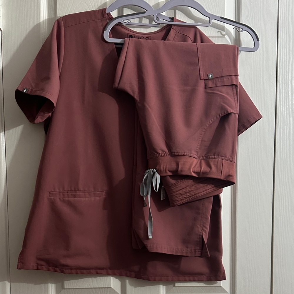 Figs Mauve V-Neck Scrub Top